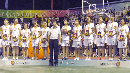 公司党委副书记高峰老师为公司女篮颁奖