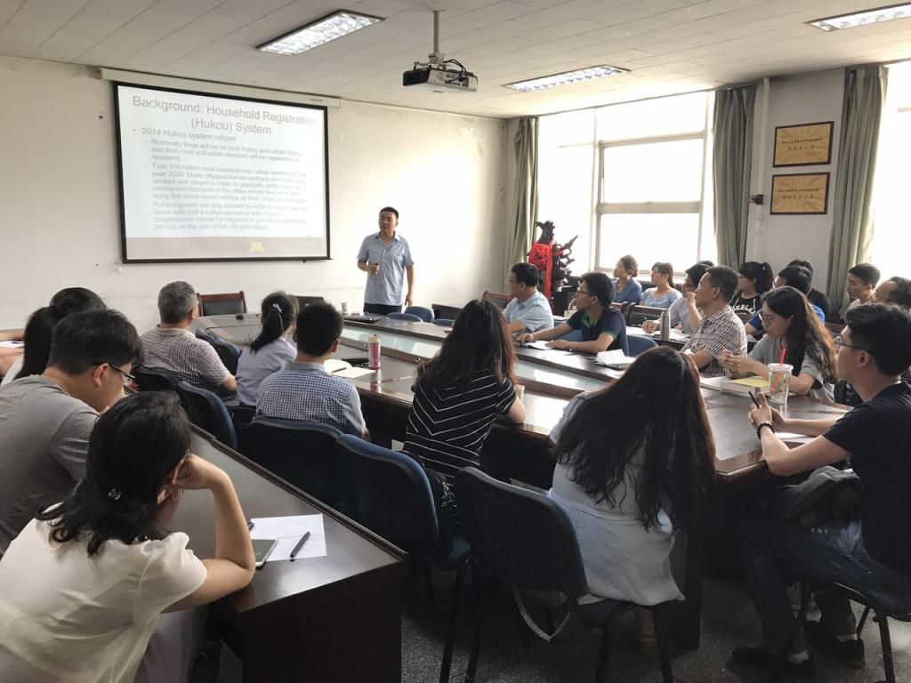 任宇飞教授作学术报告